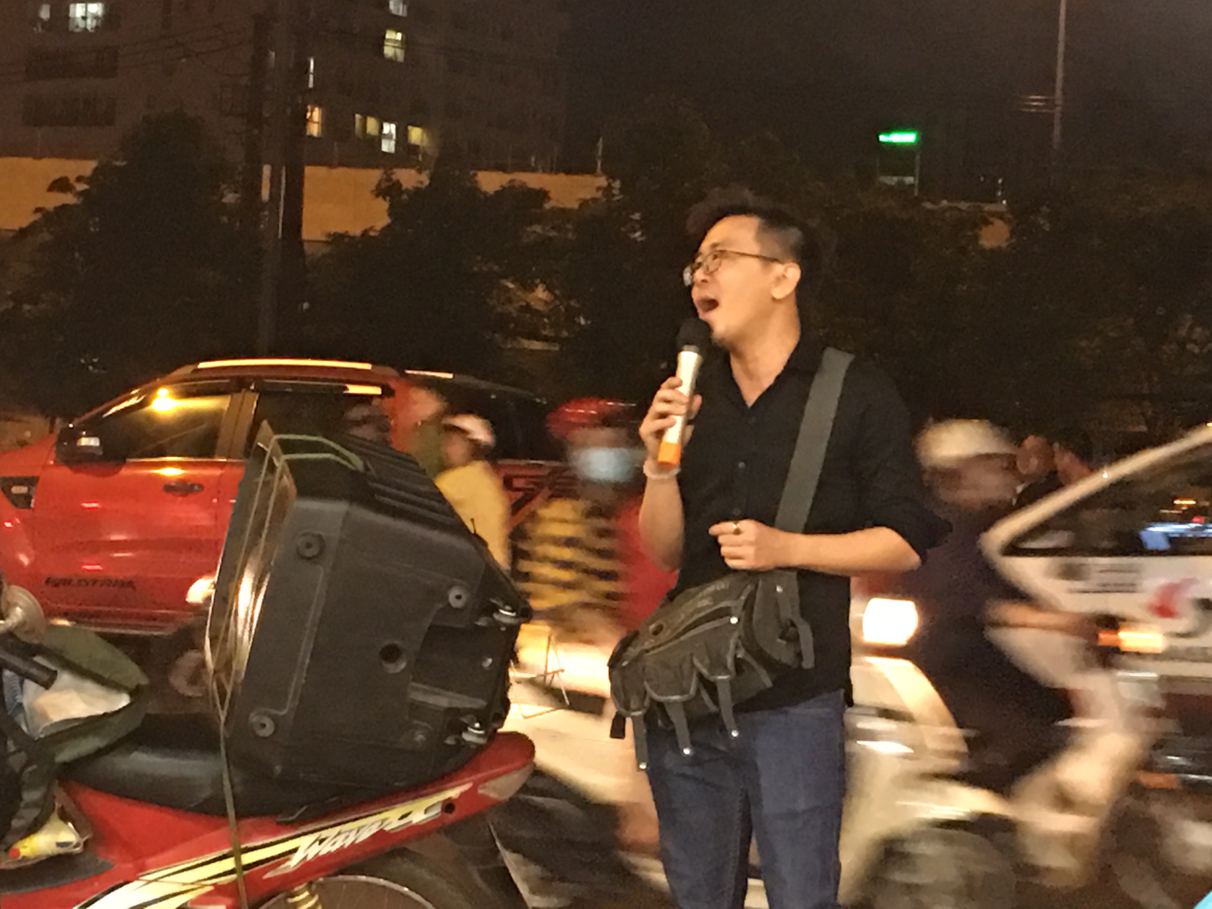 MC Đỗ Đại Nghĩa nhập vai nghệ sĩ đường phố trong chủ đề Xuống phố